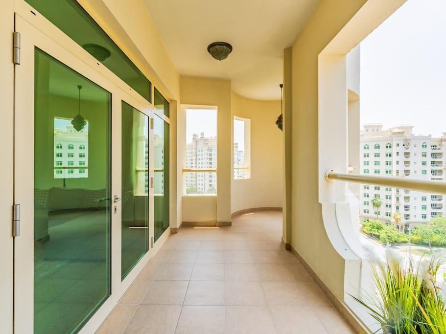 Palm Jumeriah - 4 Bedroom - Beachfront Living Apartment Dubai
