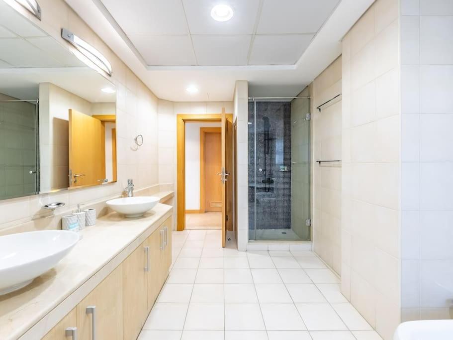 Palm Jumeriah - 4 Bedroom - Beachfront Living Apartment