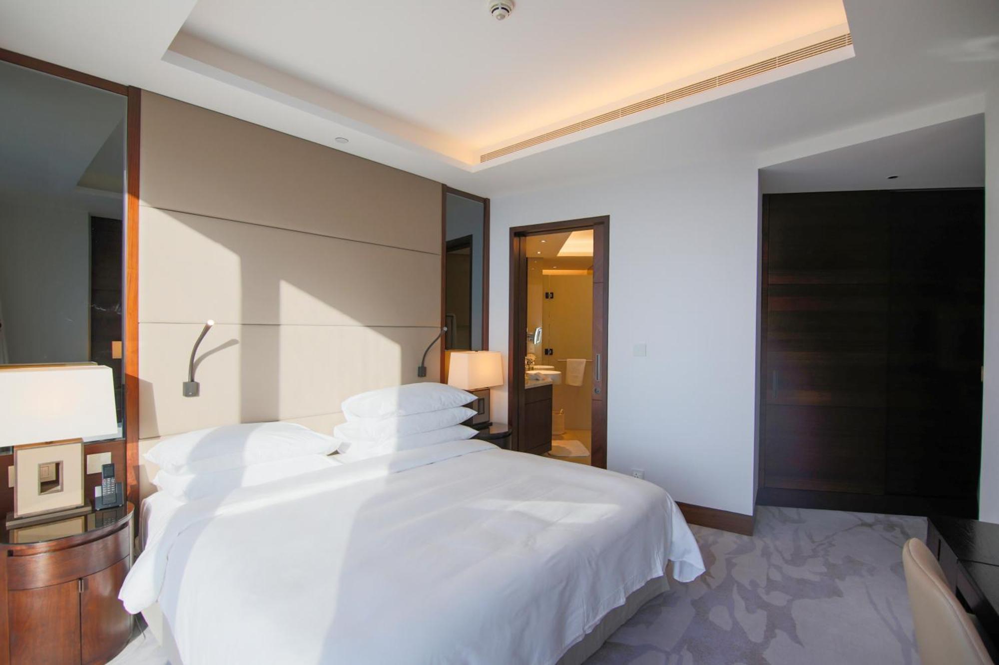 Easemytrip - Spacious Urban Oasis In Address Skyview Tower 2 *