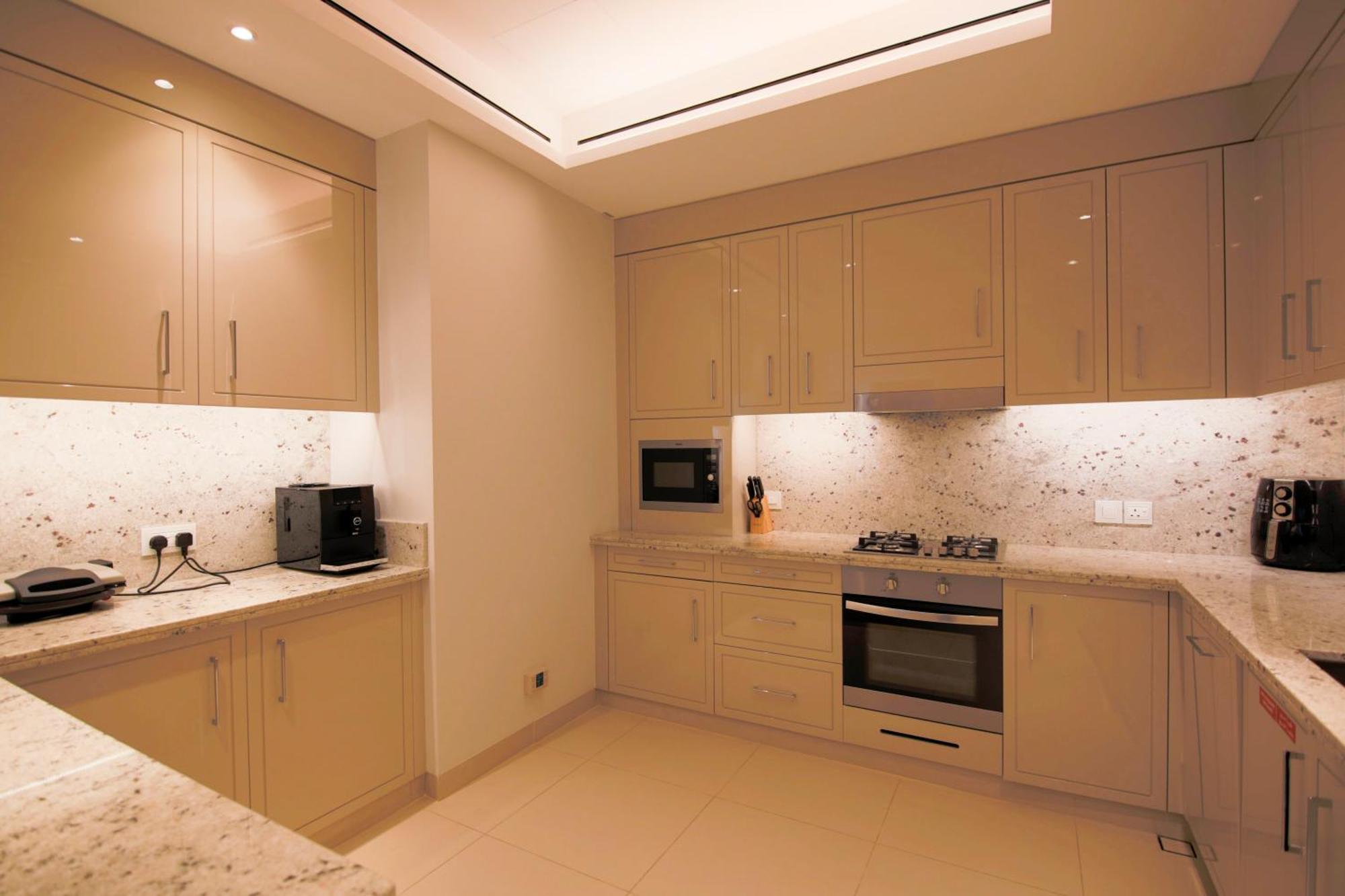 Easemytrip - Spacious Urban Oasis In Address Skyview Tower 2 Apartment *