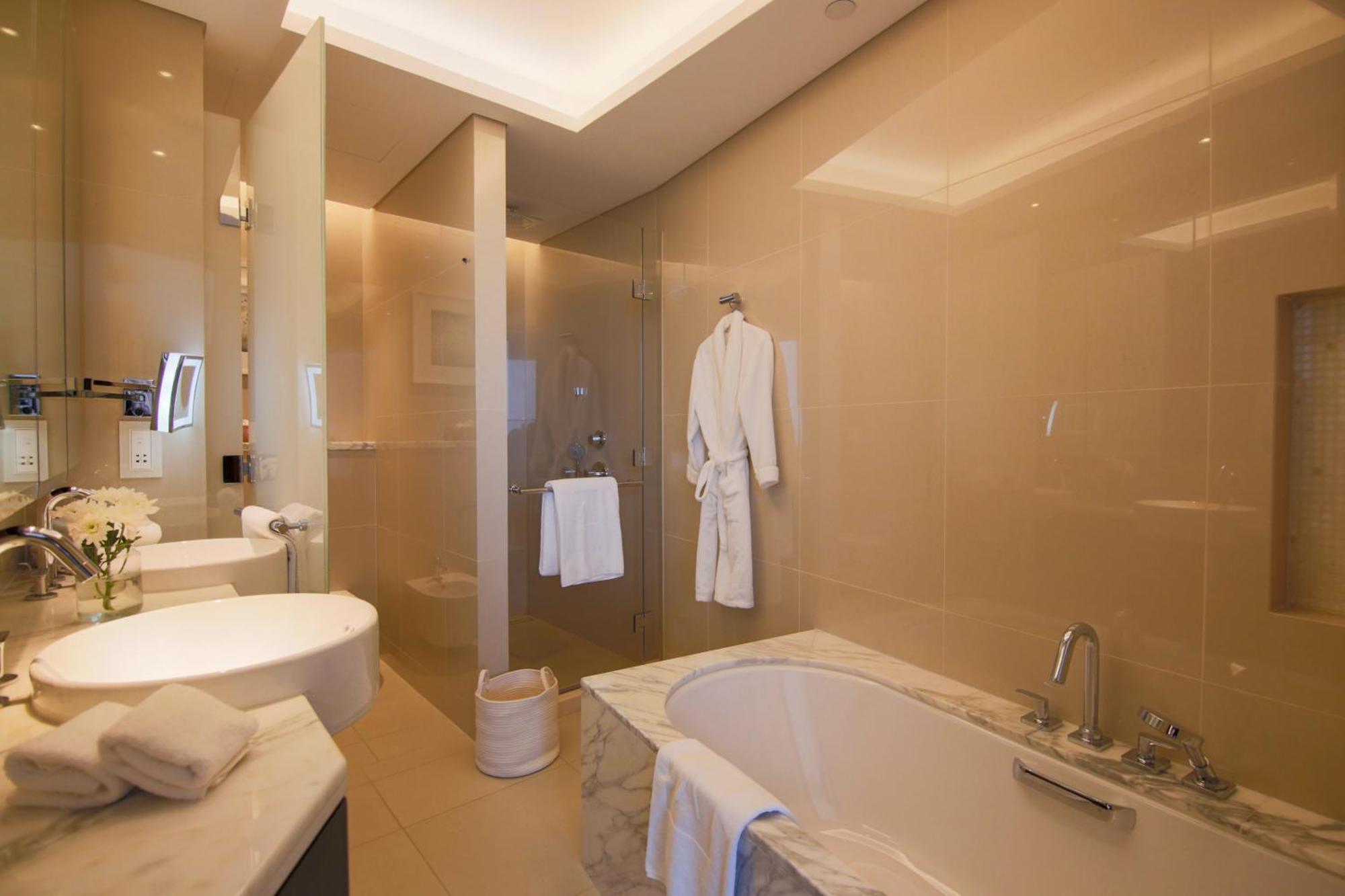 Easemytrip - Spacious Urban Oasis In Address Skyview Tower 2 *