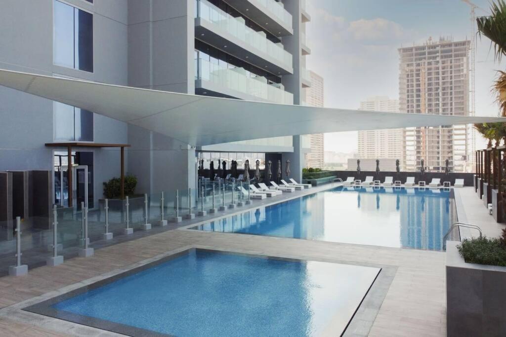 Elegant 1br Retreat With Rooftop Pool In Jvc Apartment Dubai