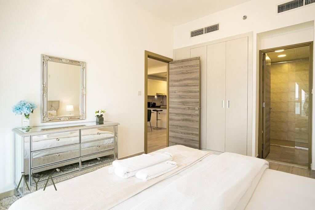 Elegant 1br Retreat With Rooftop Pool In Jvc * Dubai
