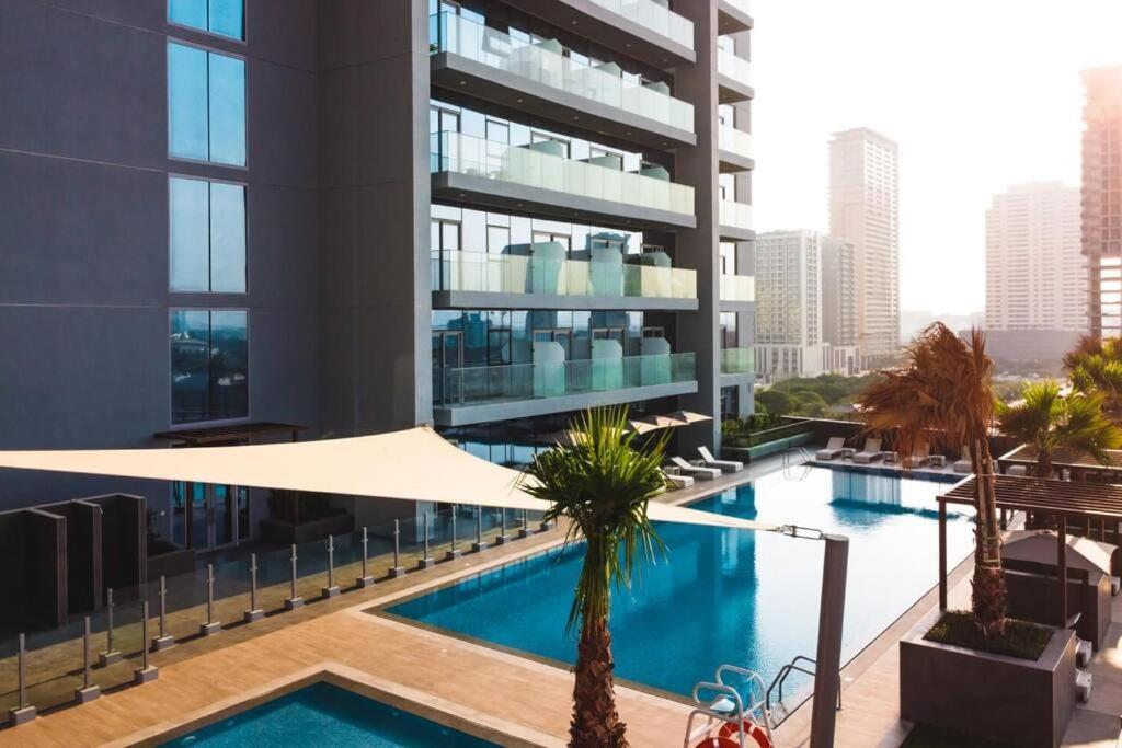 Elegant 1br Retreat With Rooftop Pool In Jvc * Dubai