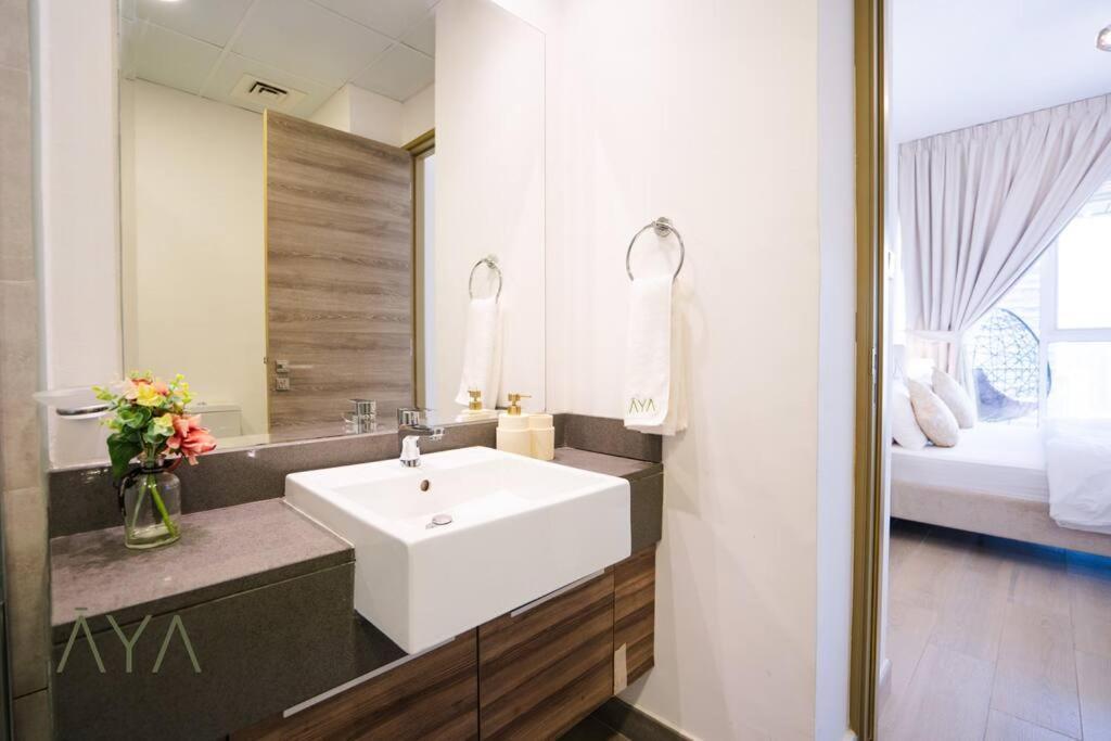 Elegant 1br Retreat With Rooftop Pool In Jvc Dubai