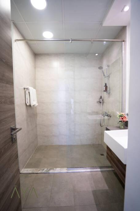 Elegant 1br Retreat With Rooftop Pool In Jvc Apartment *