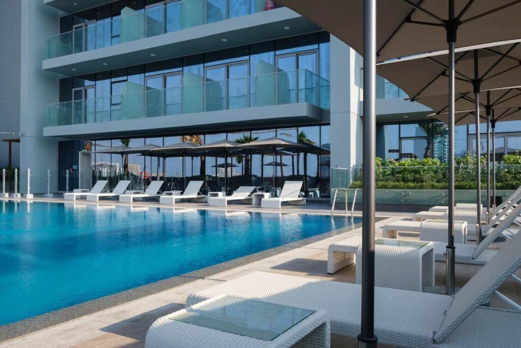Elegant 1br Retreat With Rooftop Pool In Jvc *