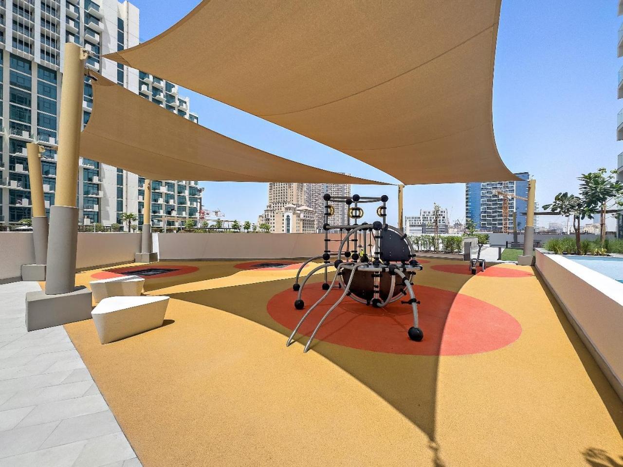 Stunning W Pool & Gym Dubai