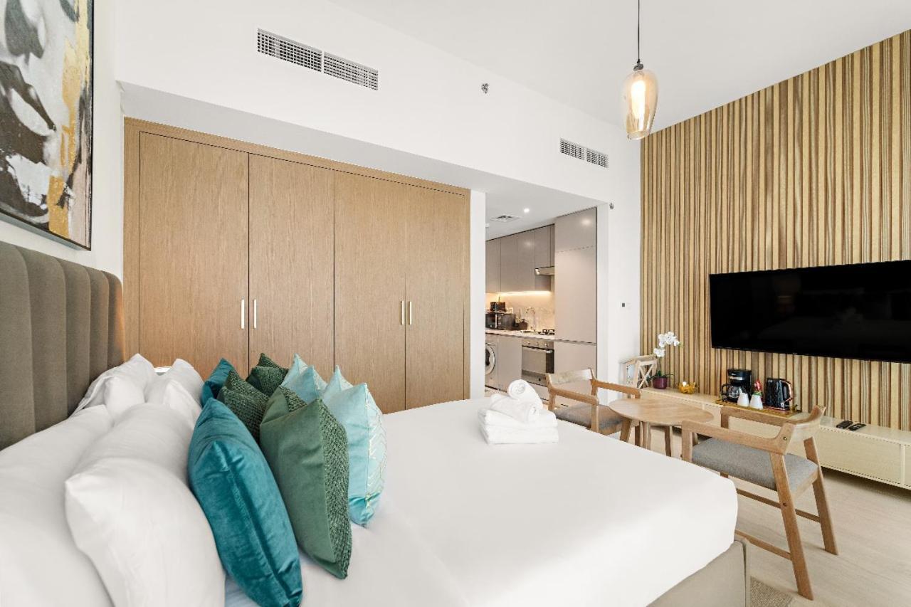 Stunning W Pool & Gym Apartment *