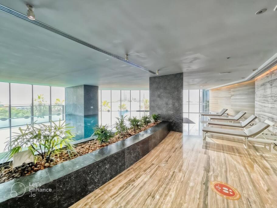 Luxury 1-br Waterfront Living