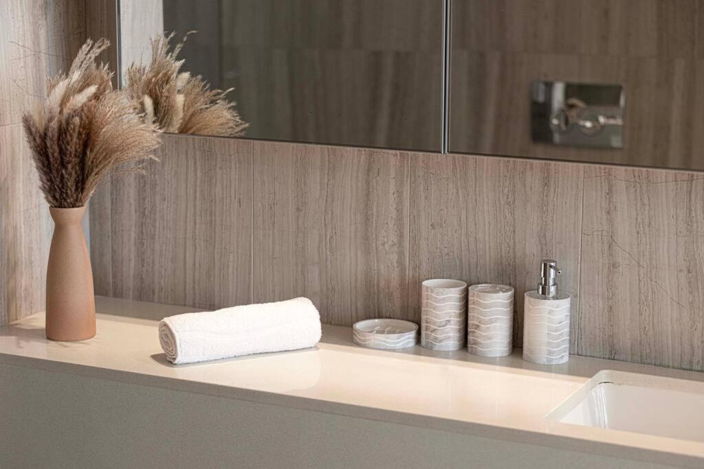 Luxury 1-br Waterfront Living Dubai