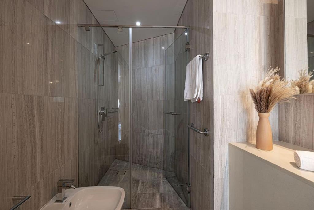 Luxury 1-br Waterfront Living * Dubai