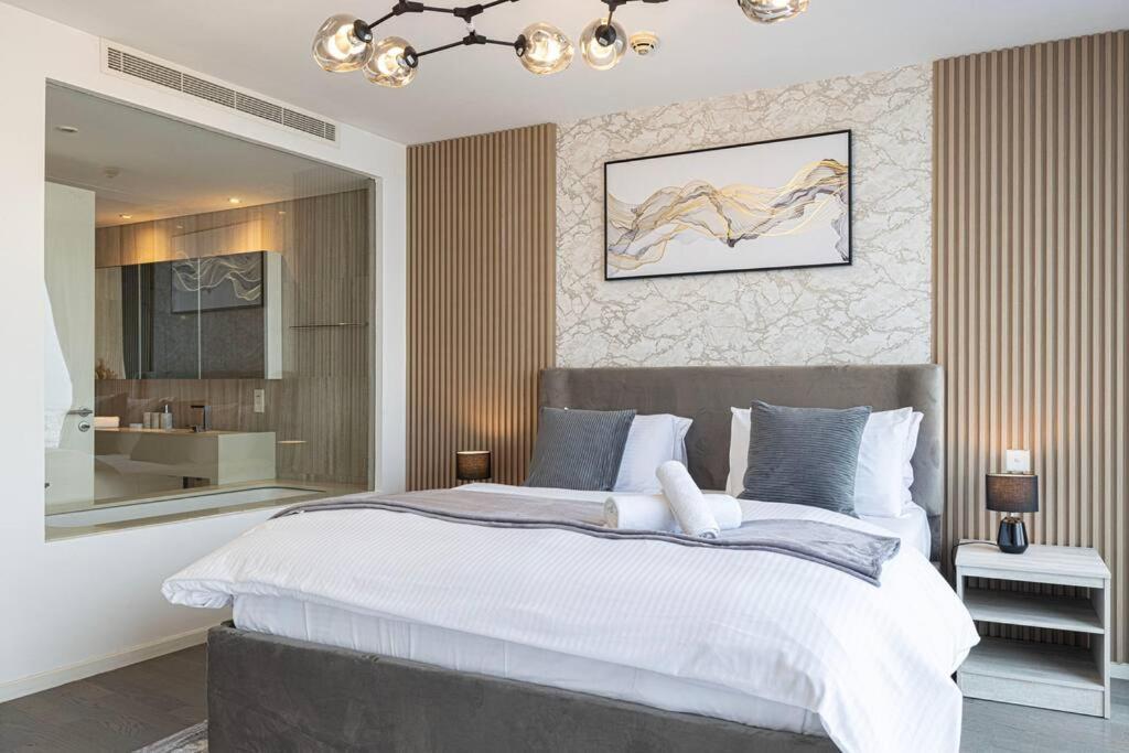 Luxury 1-br Waterfront Living Dubai