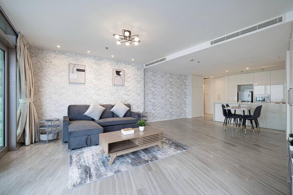 Luxury 1-br Waterfront Living *