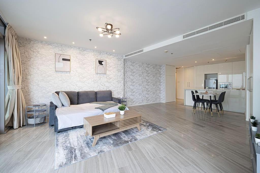 Luxury 1-br Waterfront Living *