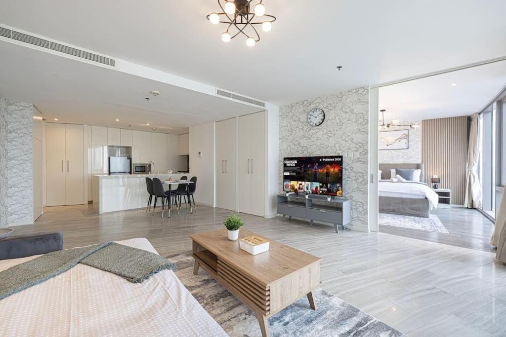 Luxury 1-br Waterfront Living