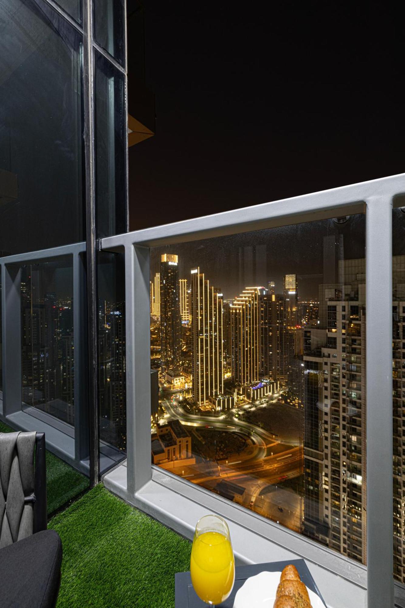 64th Floor Highest Downtown Infinity Pool Burj Khalifa View Dubai