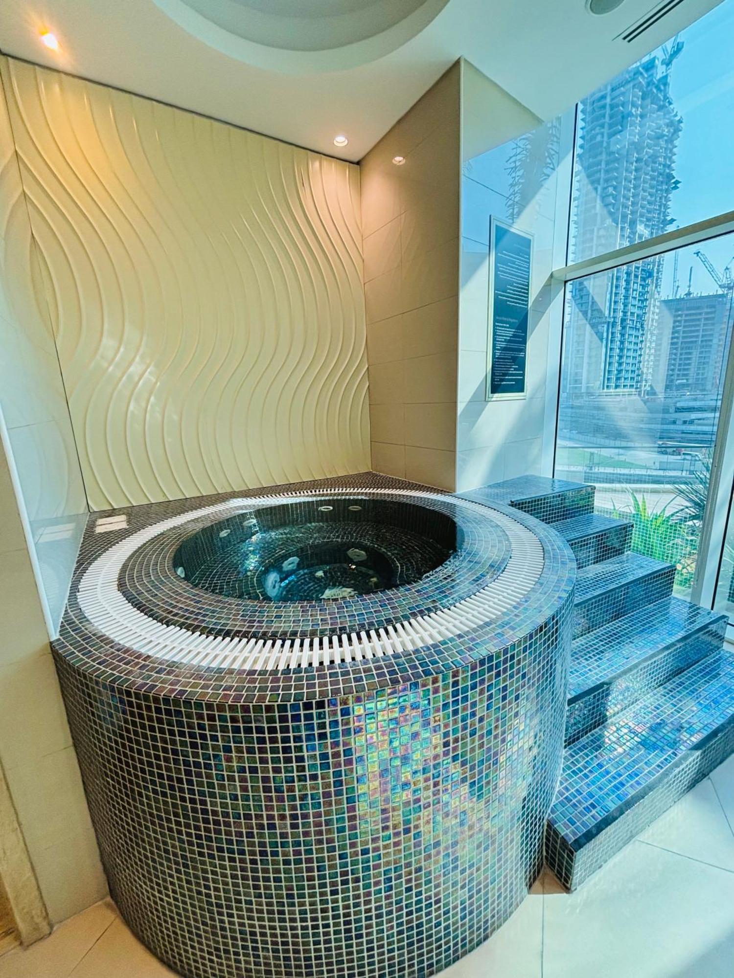 Apartment Stunning With Infinity Pool , Canal View , Gym & Free Parking