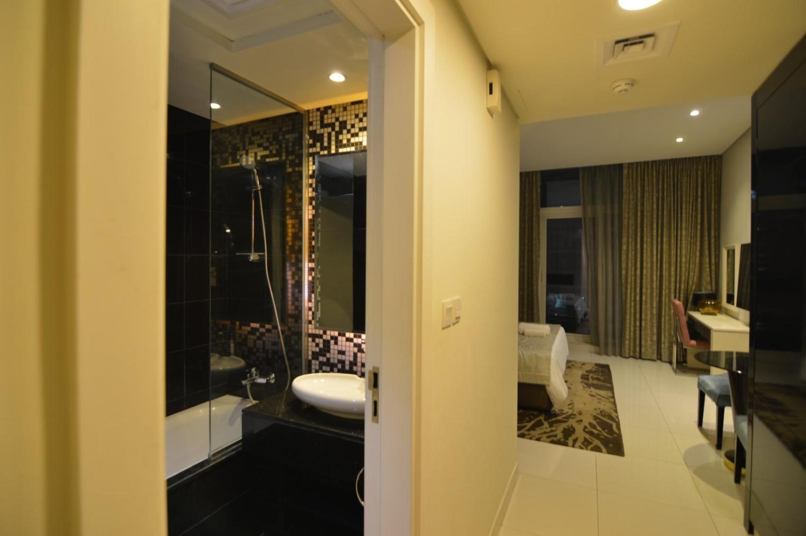Stunning With Infinity Pool , Canal View , Gym & Free Parking Apartment Dubai