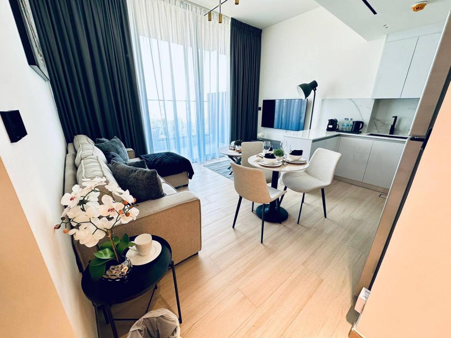 Fully Furnished Cozy 1br In Jvc With Balcony Apartment *