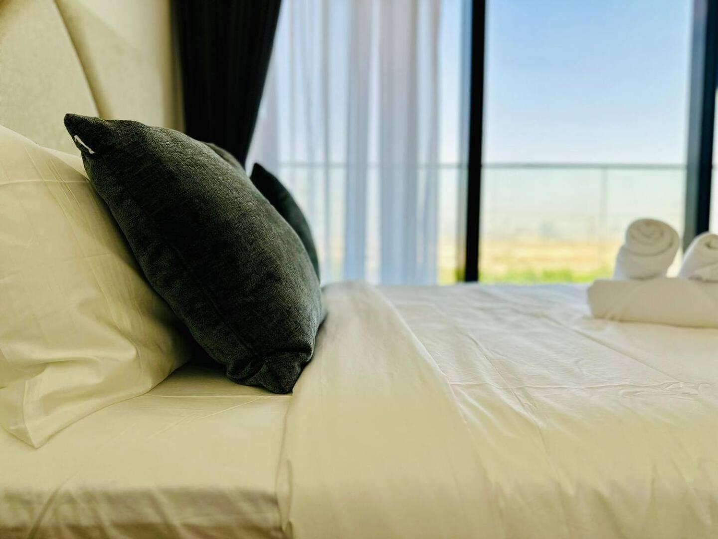 Fully Furnished Cozy 1br In Jvc With Balcony *