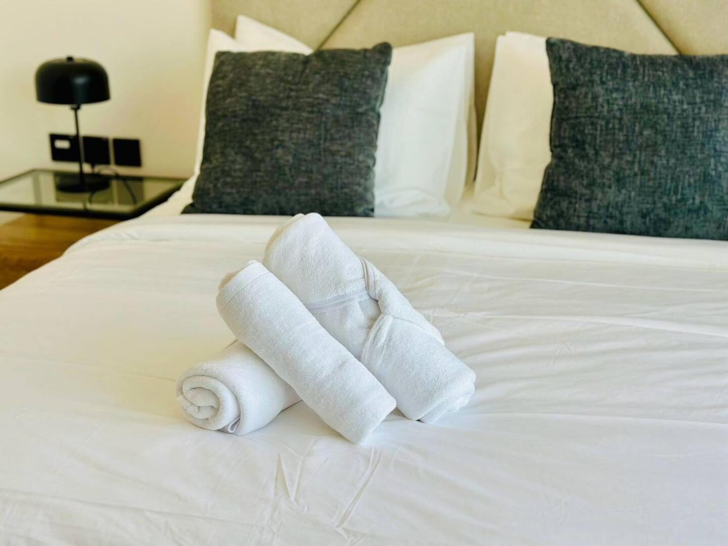 Fully Furnished Cozy 1br In Jvc With Balcony *