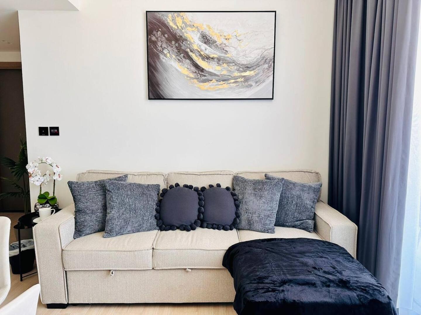 Fully Furnished Cozy 1br In Jvc With Balcony