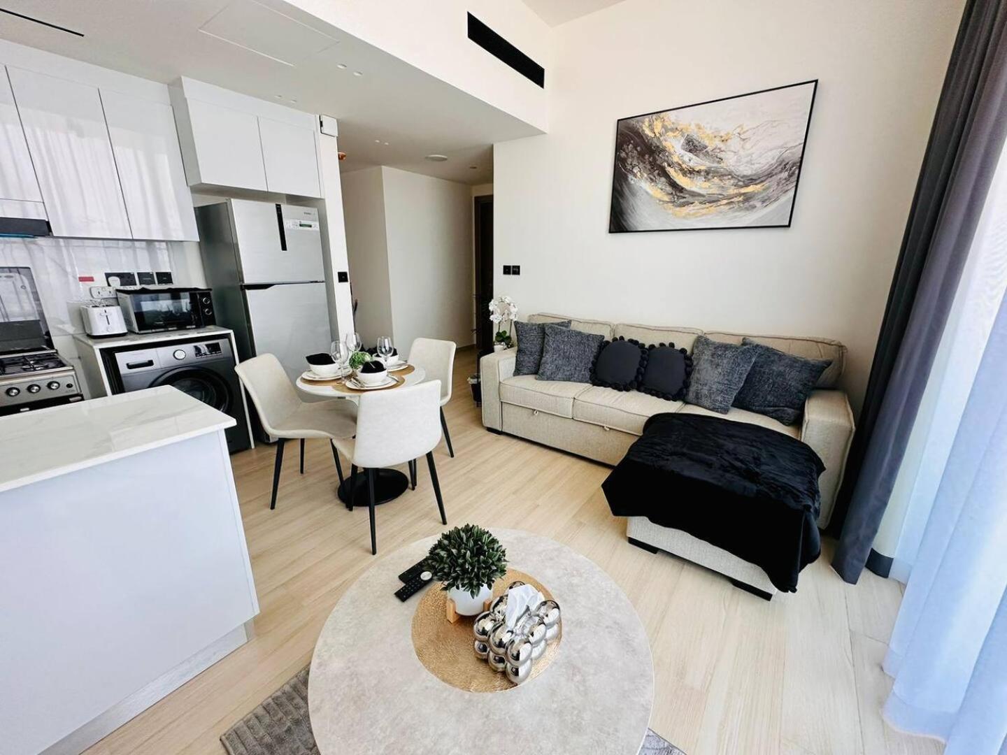 Fully Furnished Cozy 1br In Jvc With Balcony Apartment *