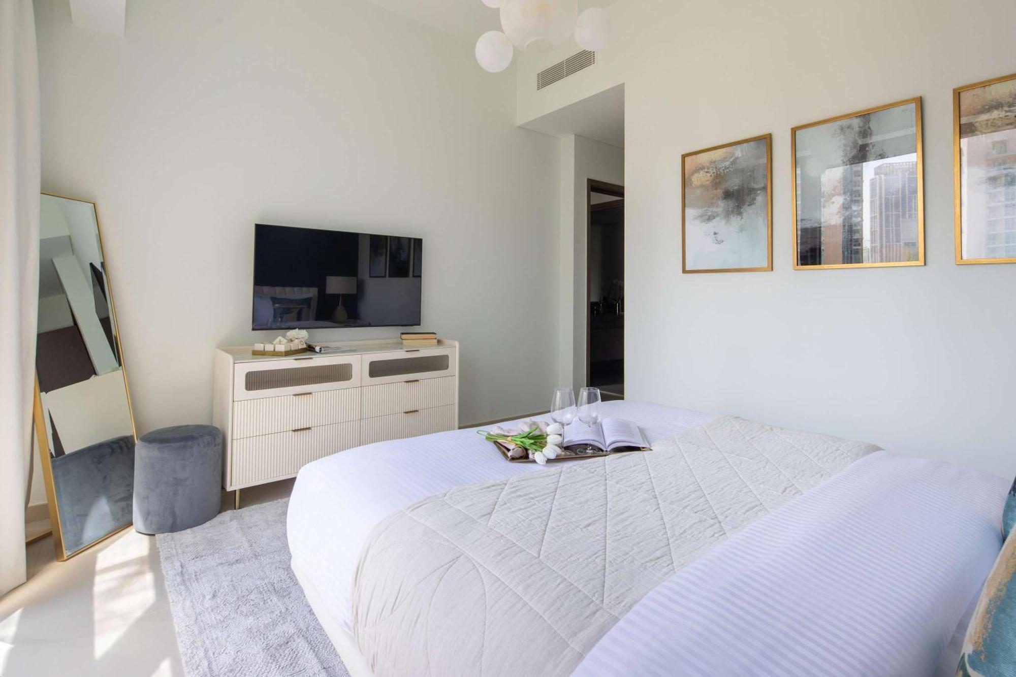Frank Porter - Act 1 Act 2 Apartment Dubai