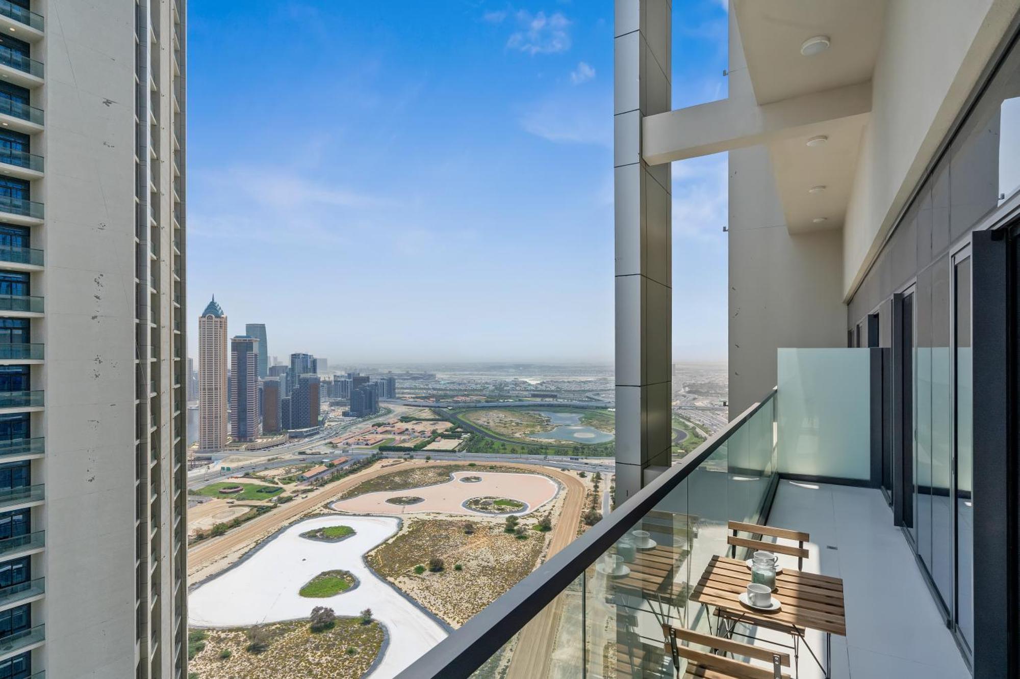 43rd Floor Stunner Luxe 2br In Business Bay *