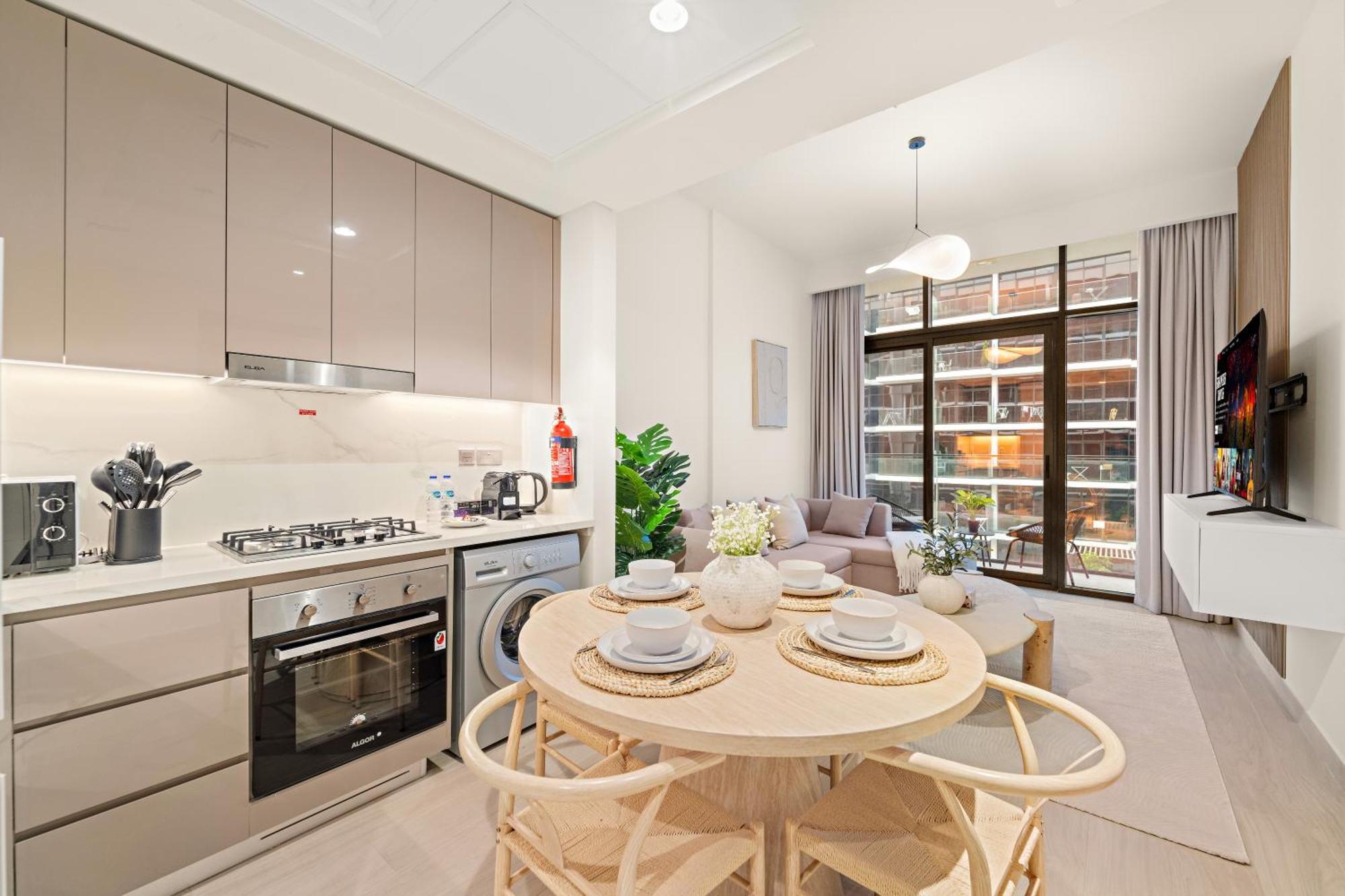 Cozy 1br With Pool View & Balcony Apartment