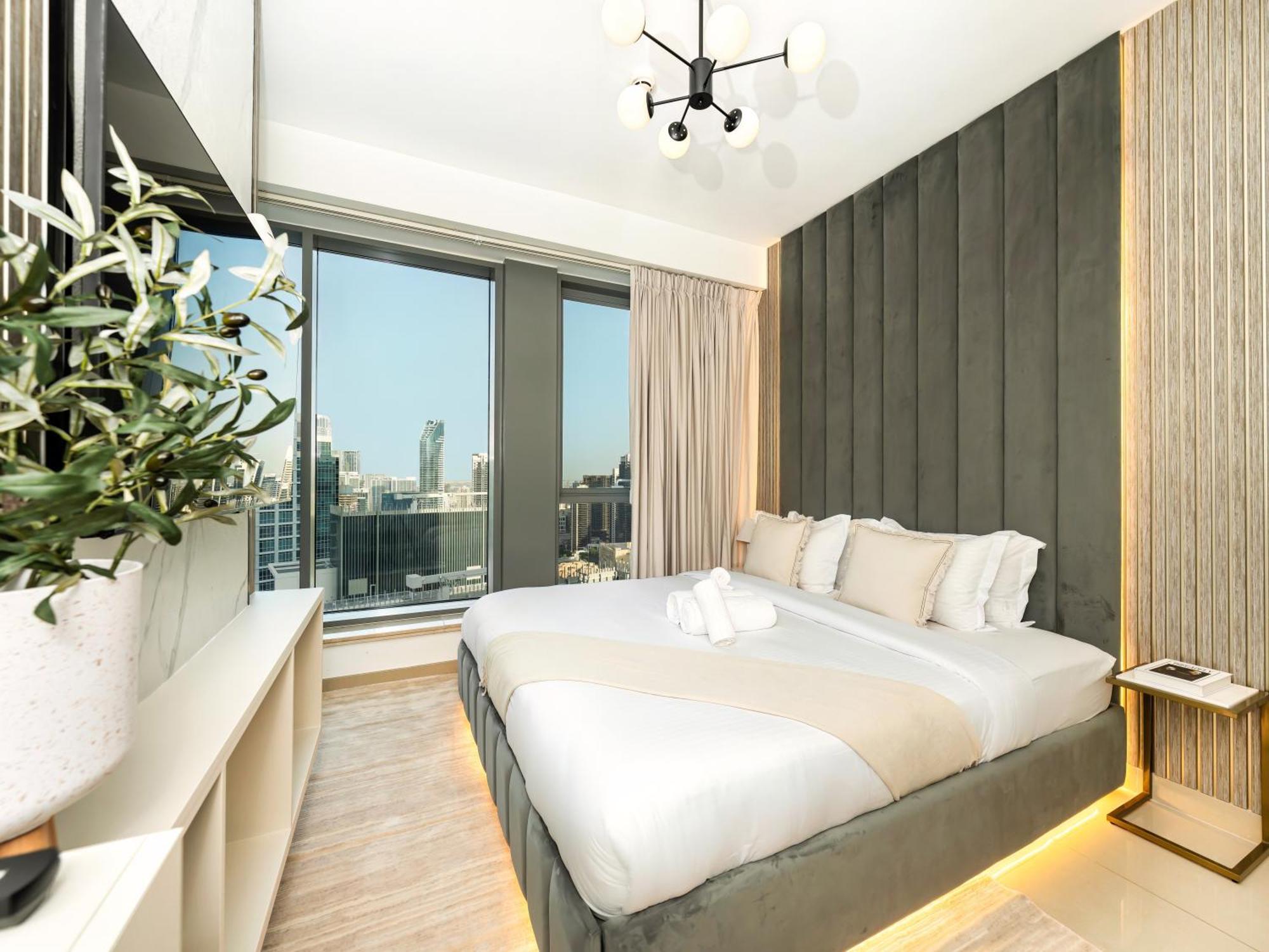 Lavish 2 Bedroom I Burj Khalifa & Fountain Views I Free Gym, Pool, Parking, Wi-fi And Ps5 I By Skyline Serenity *