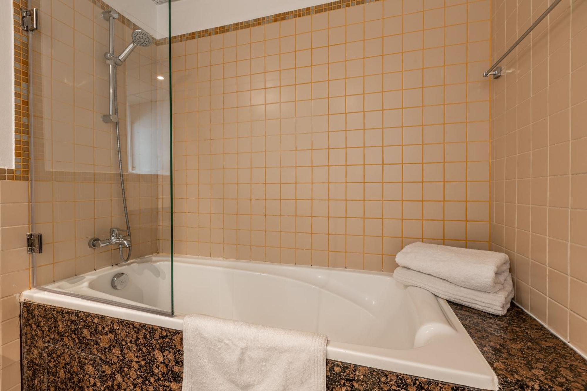 Beautiful 1 Bedroom By The