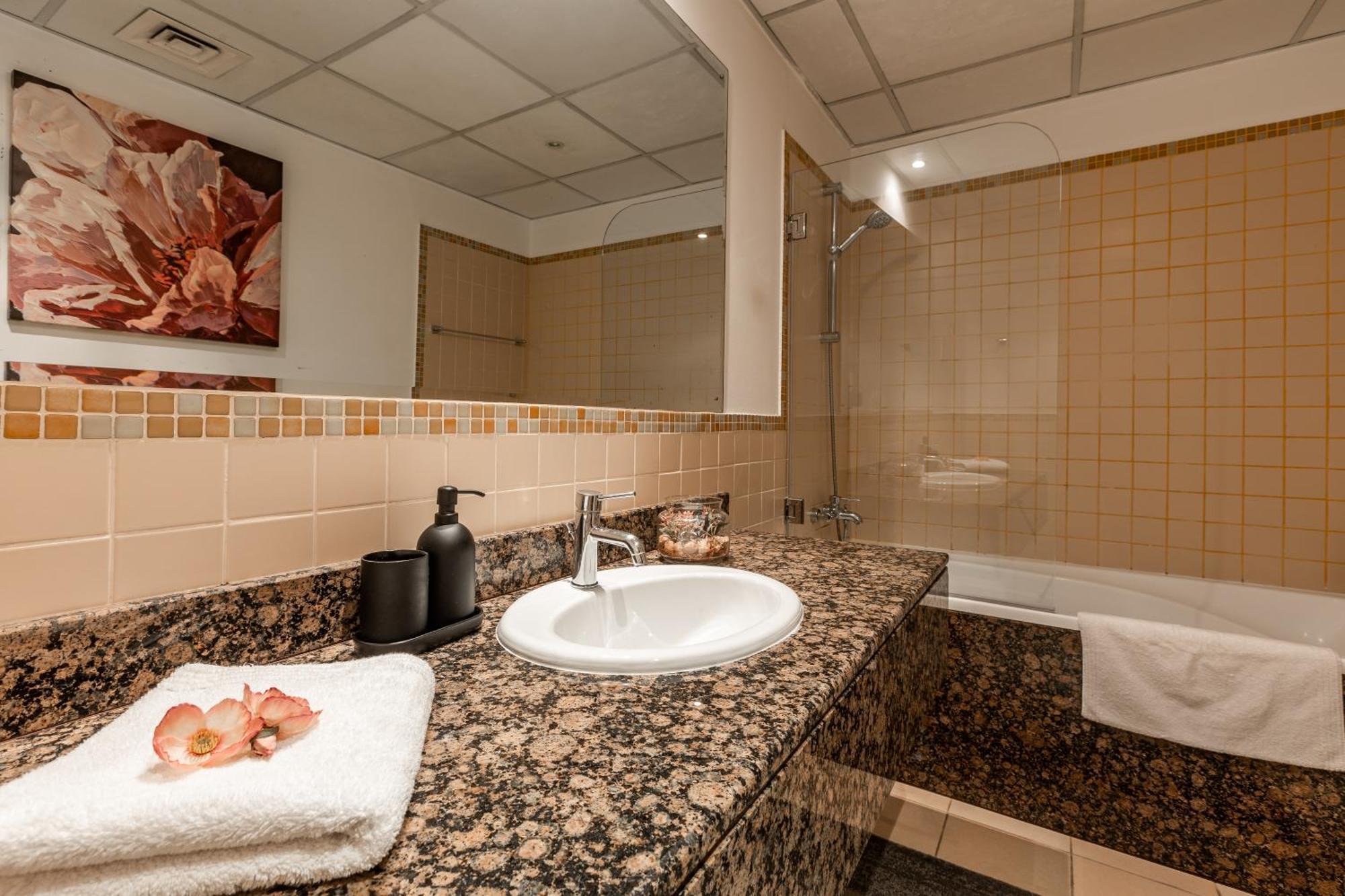 Beautiful 1 Bedroom By The Apartment *