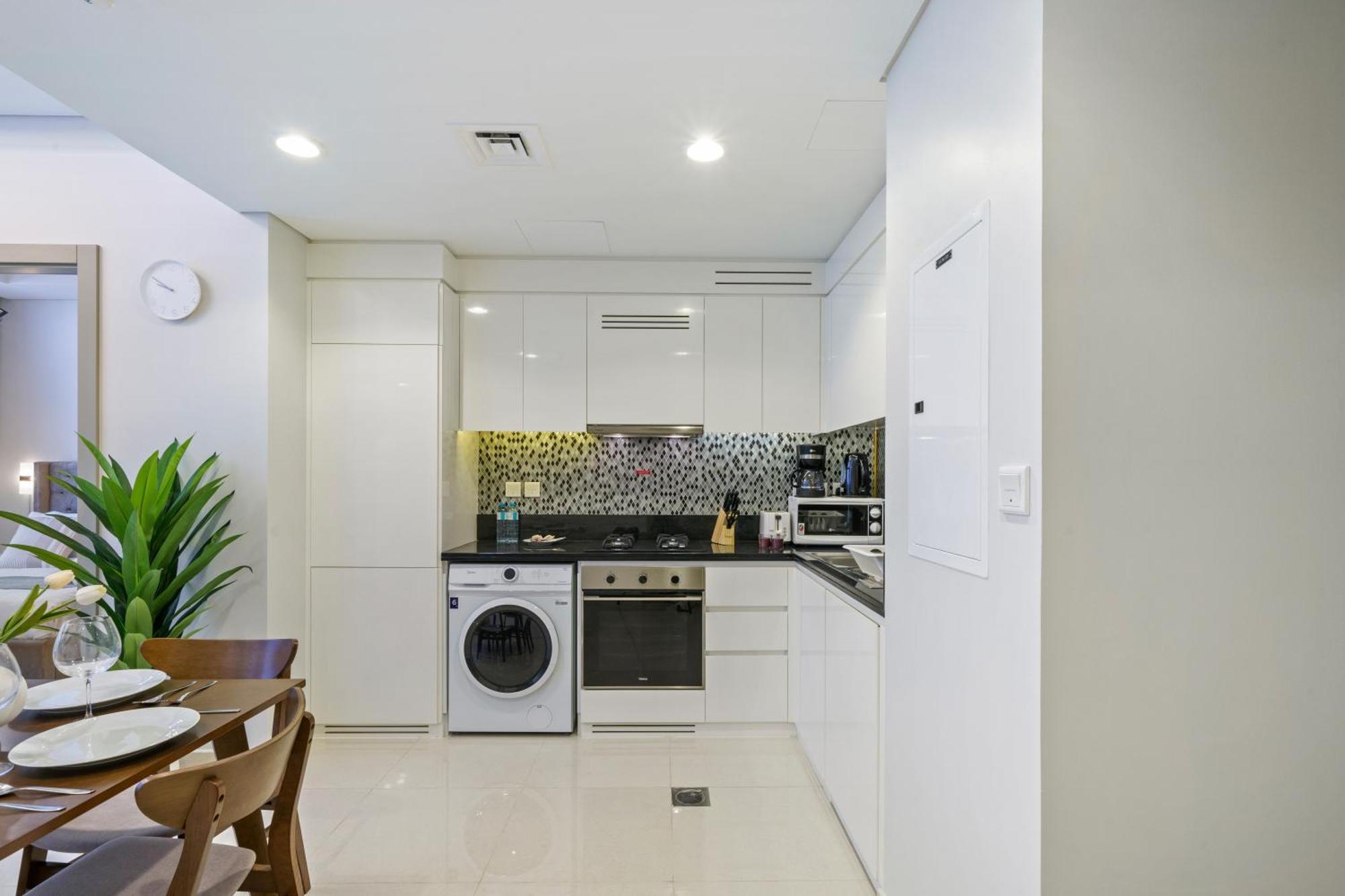43rd Floor Stunner Luxe 2br In Business Bay *