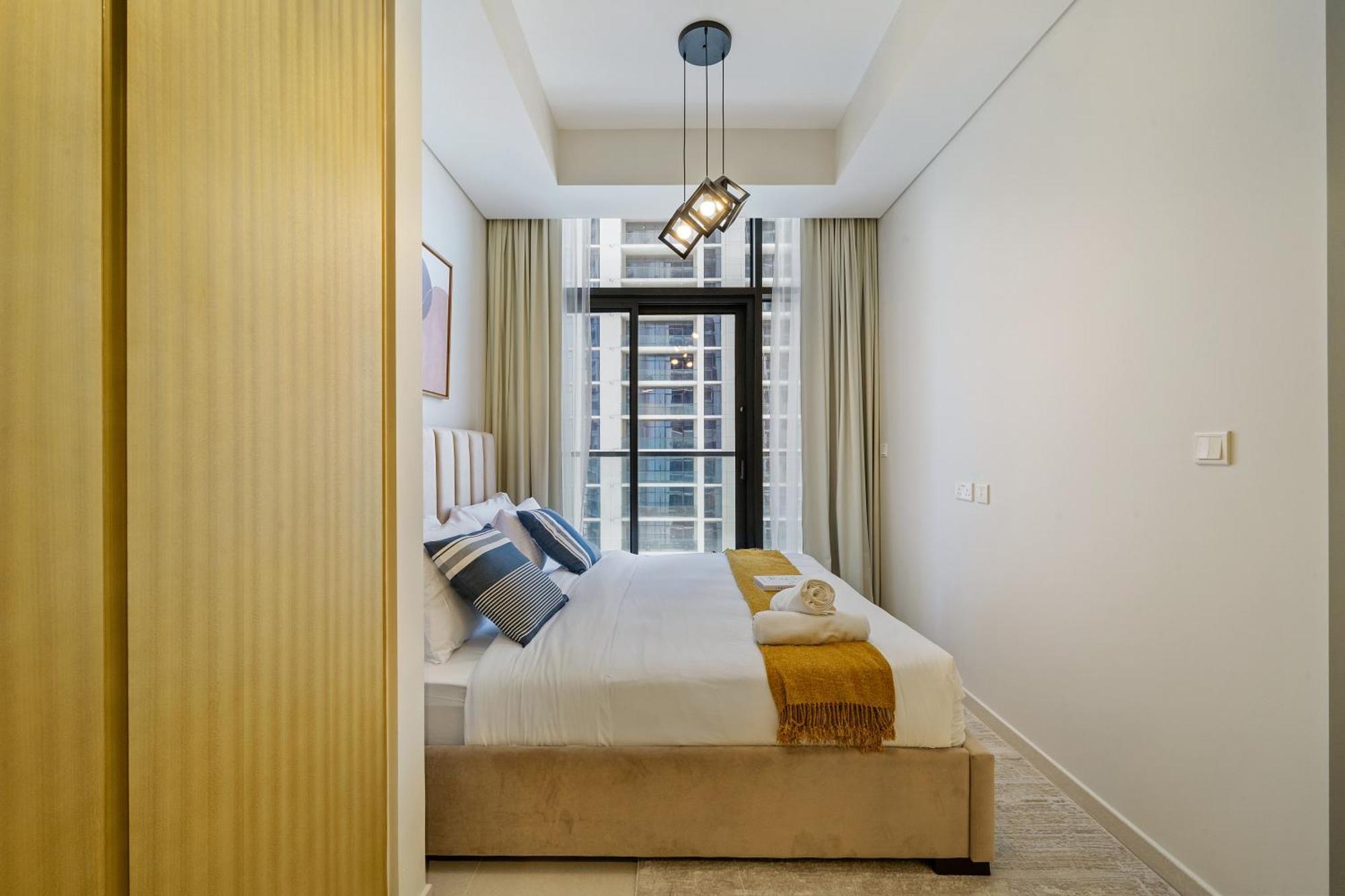 43rd Floor Stunner Luxe 2br In Business Bay
