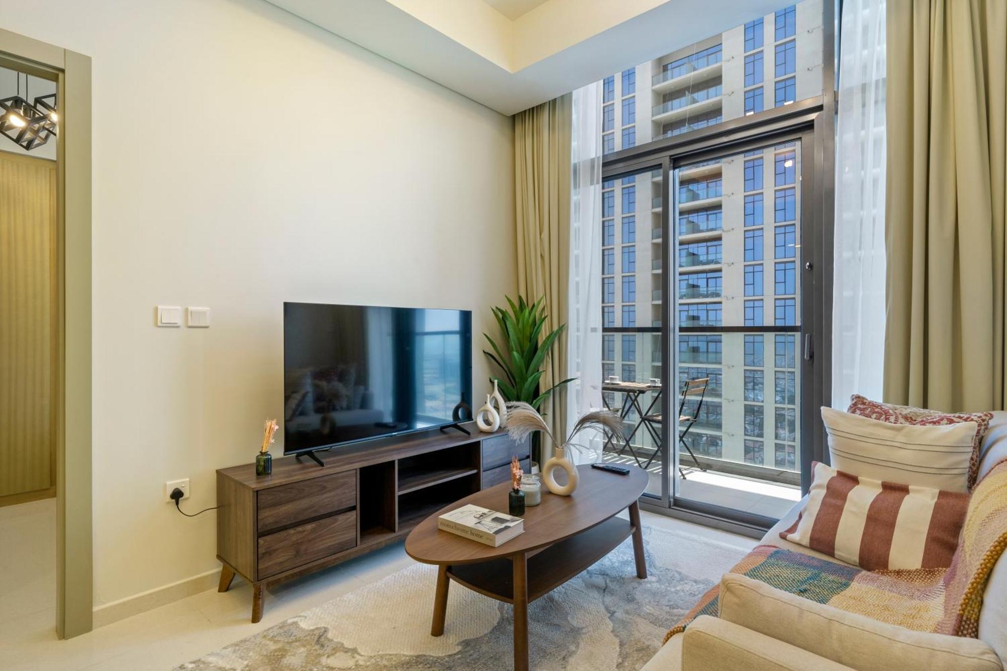 43rd Floor Stunner Luxe 2br In Business Bay *