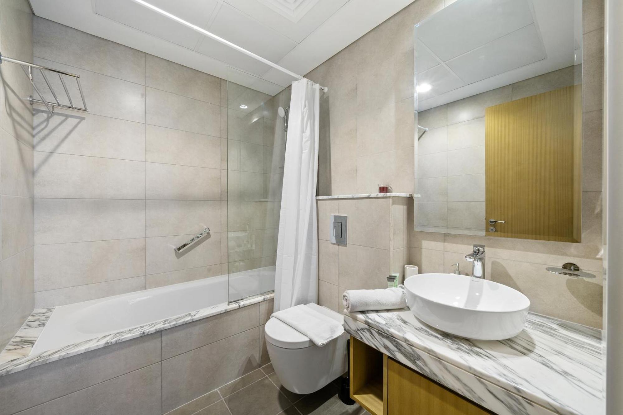 43rd Floor Stunner Luxe 2br In Business Bay