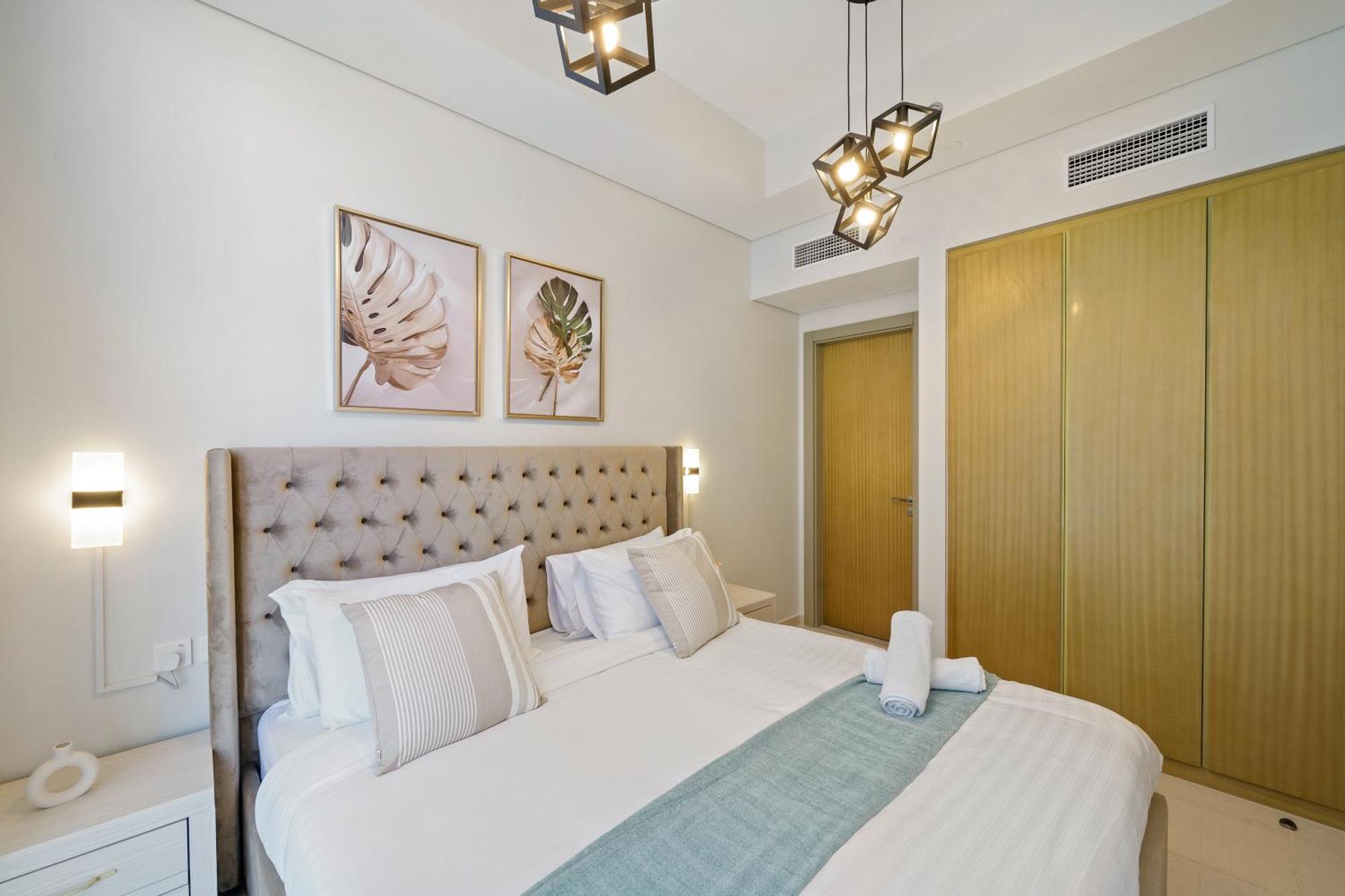 43rd Floor Stunner Luxe 2br In Business Bay *