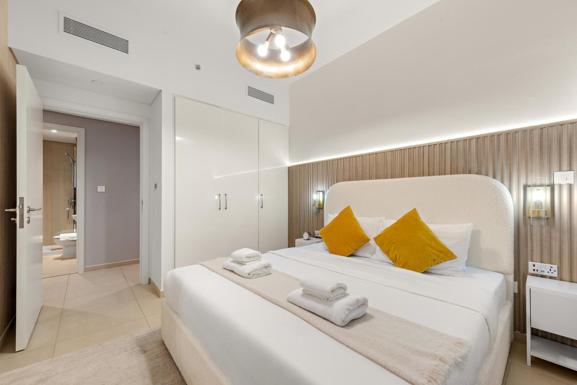 Apartment 4br With Spacious Balcony & Stunning Burj Khalifa Views *