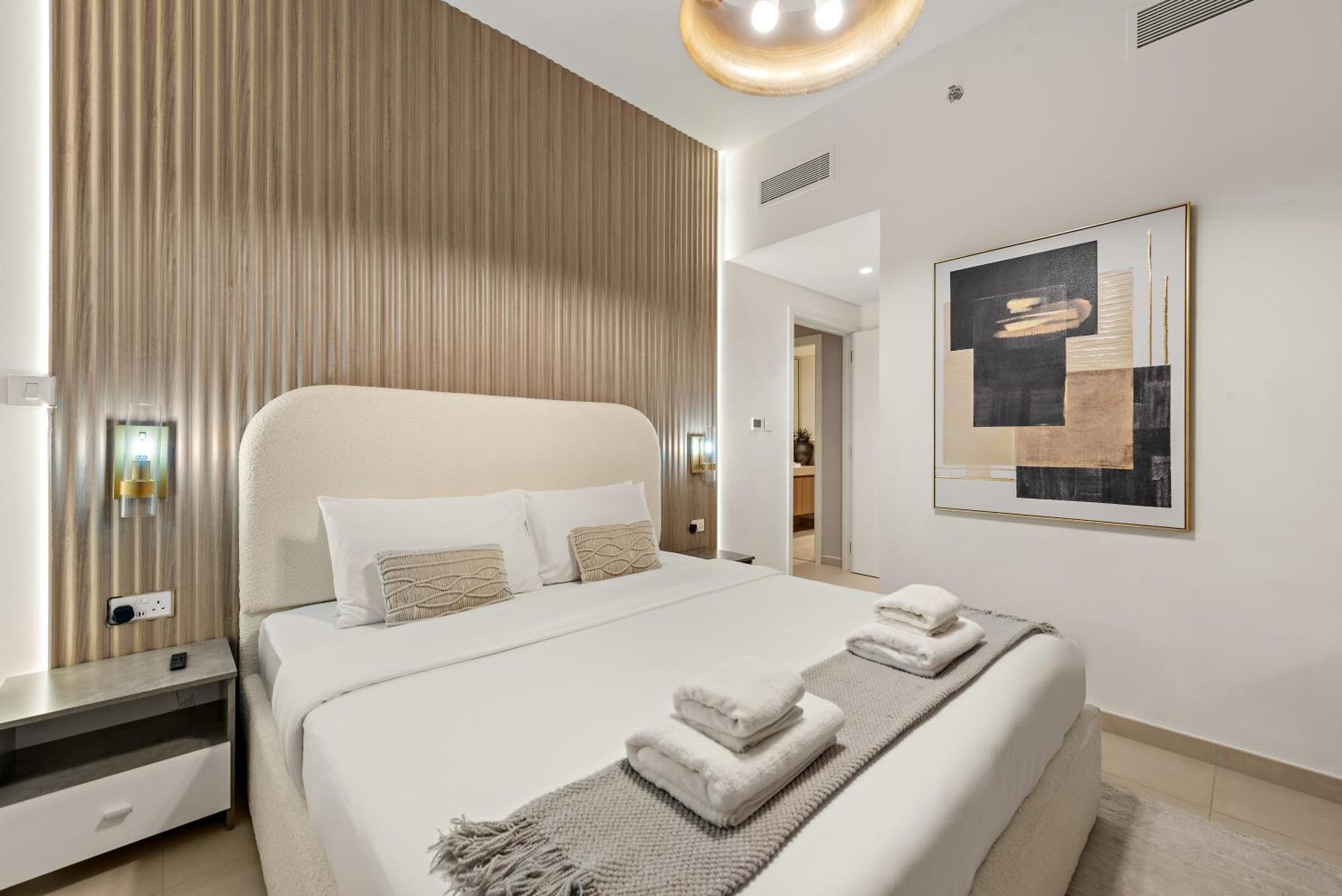 Apartment 4br With Spacious Balcony & Stunning Burj Khalifa Views Dubai
