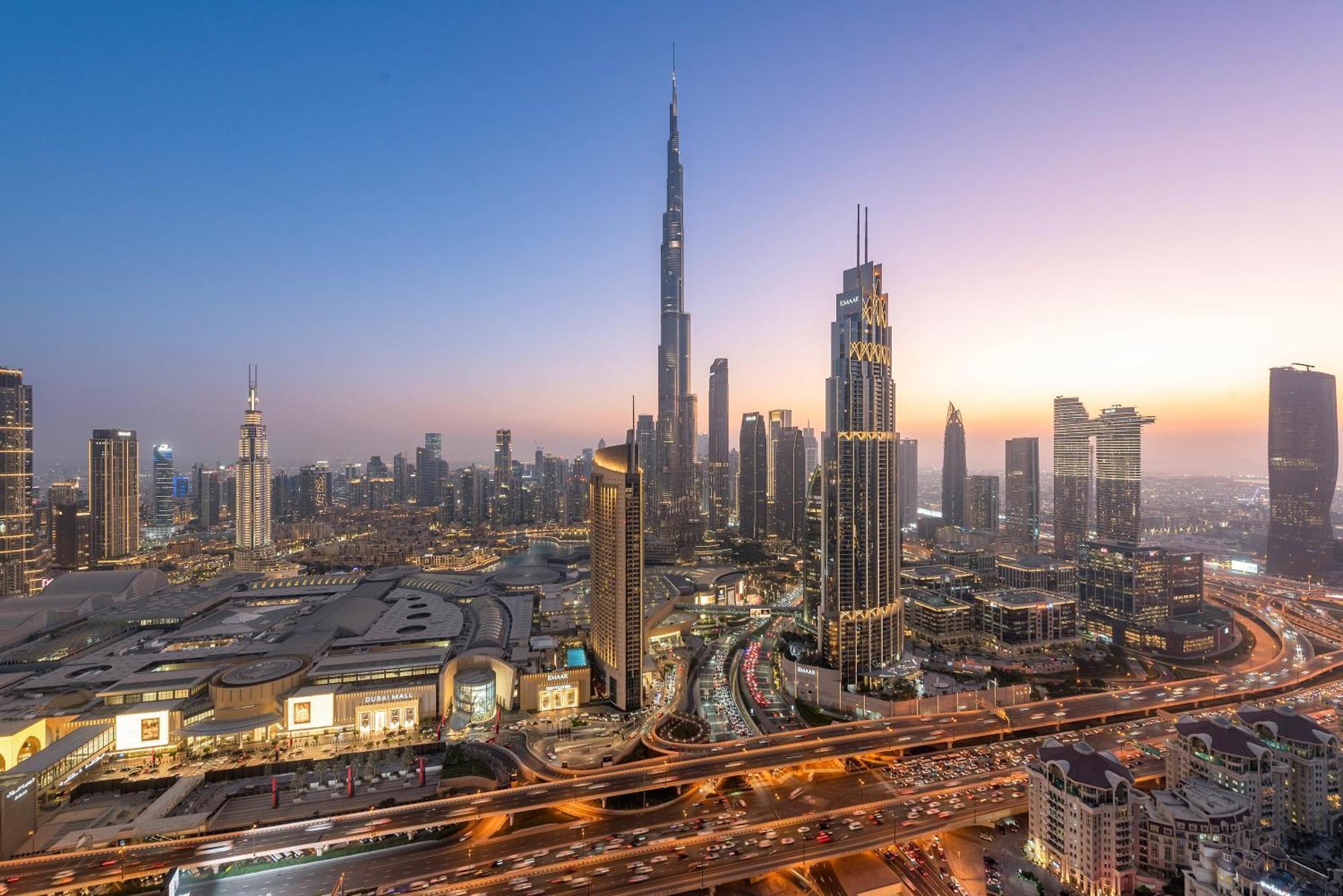 Apartment 4br With Spacious Balcony & Stunning Burj Khalifa Views *