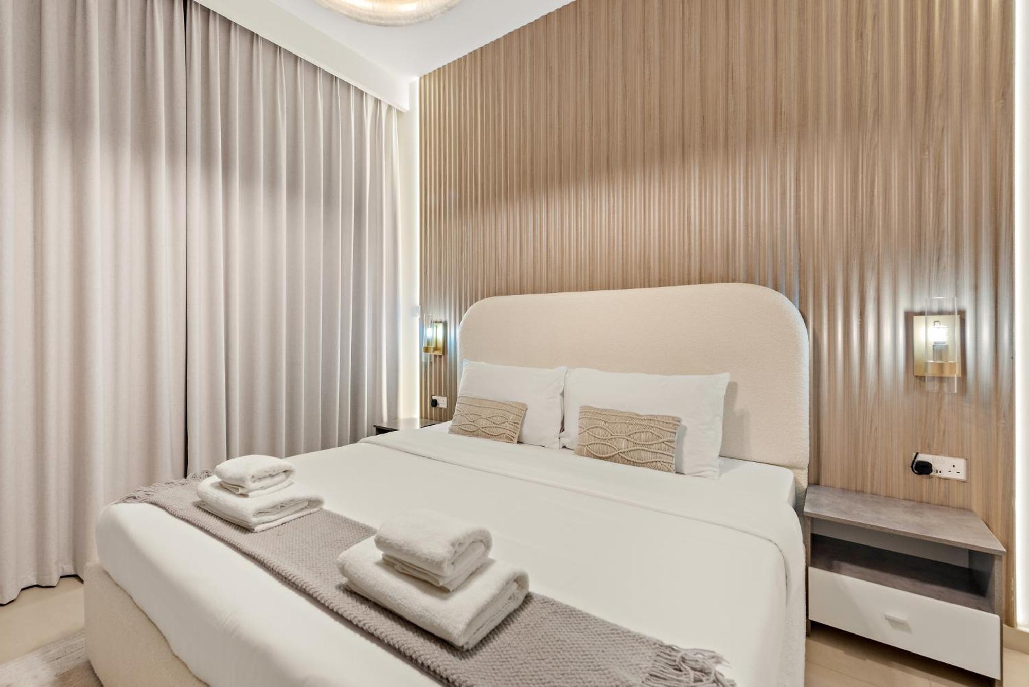 4br With Spacious Balcony & Stunning Burj Khalifa Views Apartment