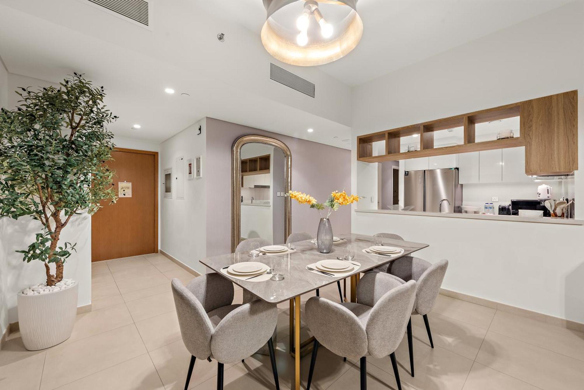 Apartment 4br With Spacious Balcony & Stunning Burj Khalifa Views *