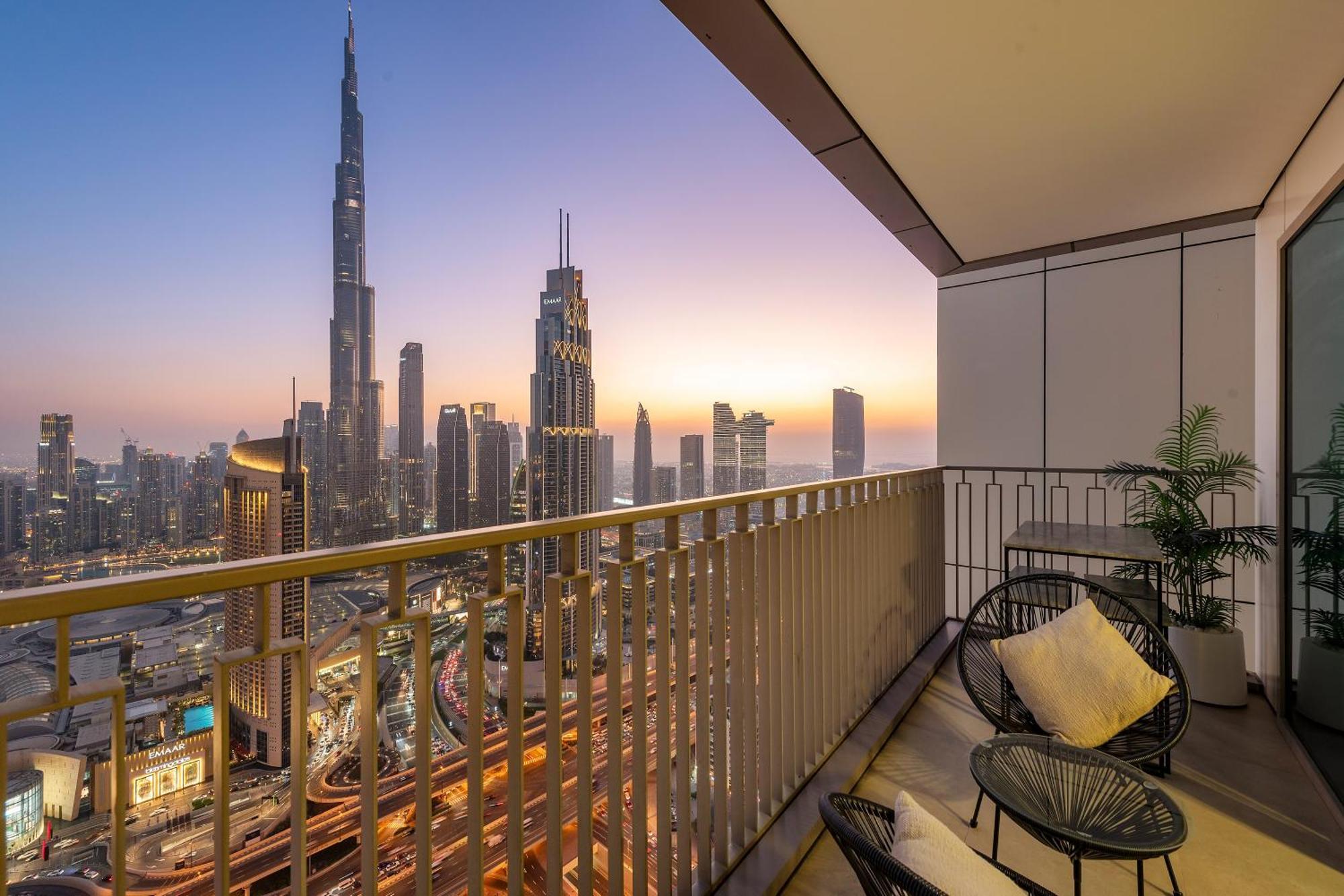 4br With Spacious Balcony & Stunning Burj Khalifa Views *