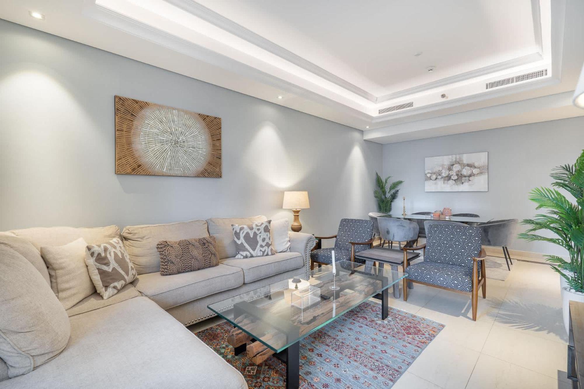 Absolutely Stunning 3 Bedroom In Downtown Apartment *