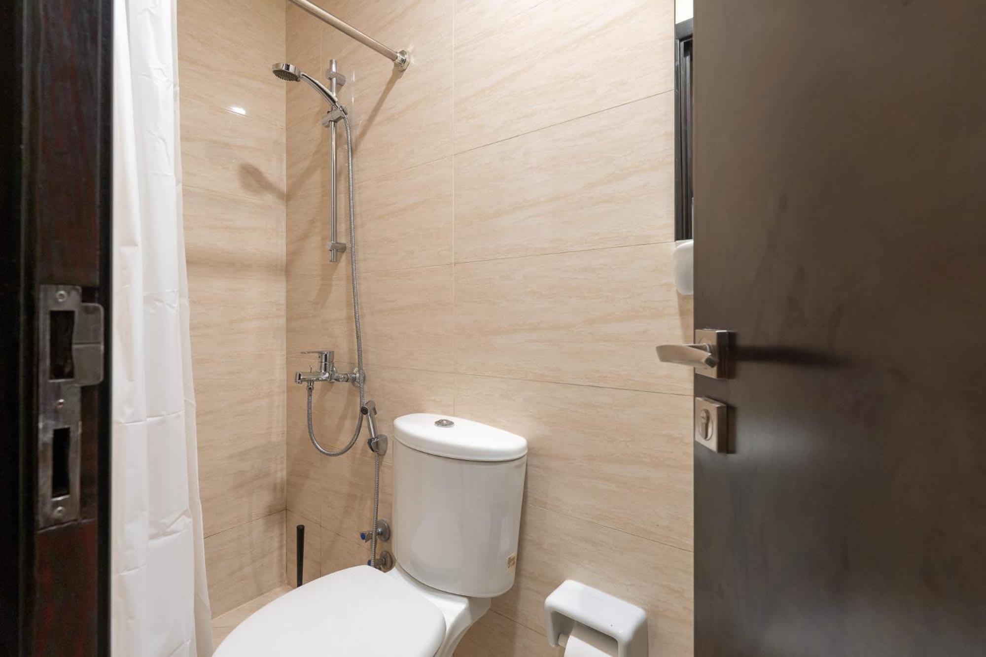 Absolutely Stunning 3 Bedroom In Downtown Apartment