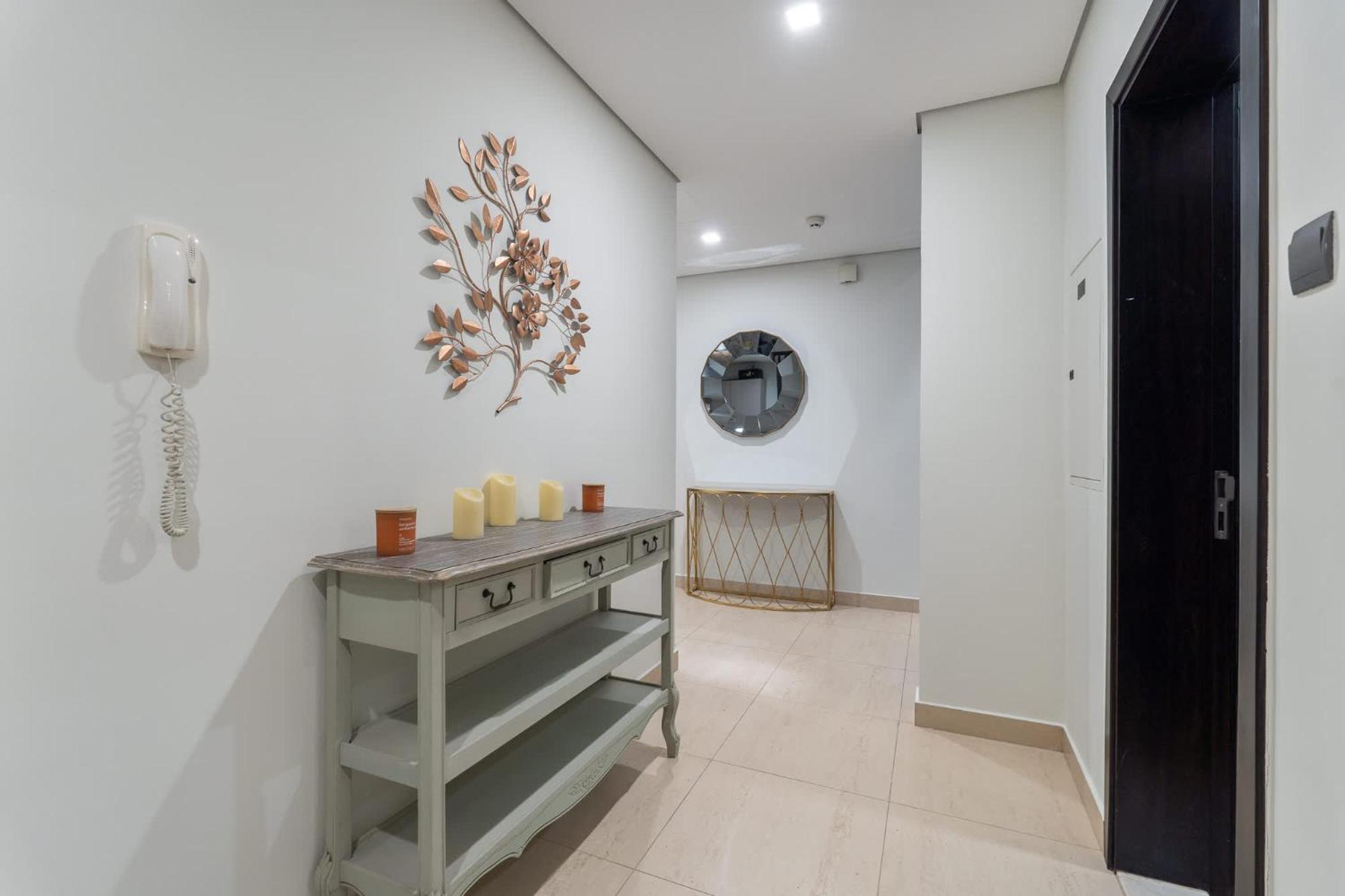 Absolutely Stunning 3 Bedroom In Downtown Apartment *