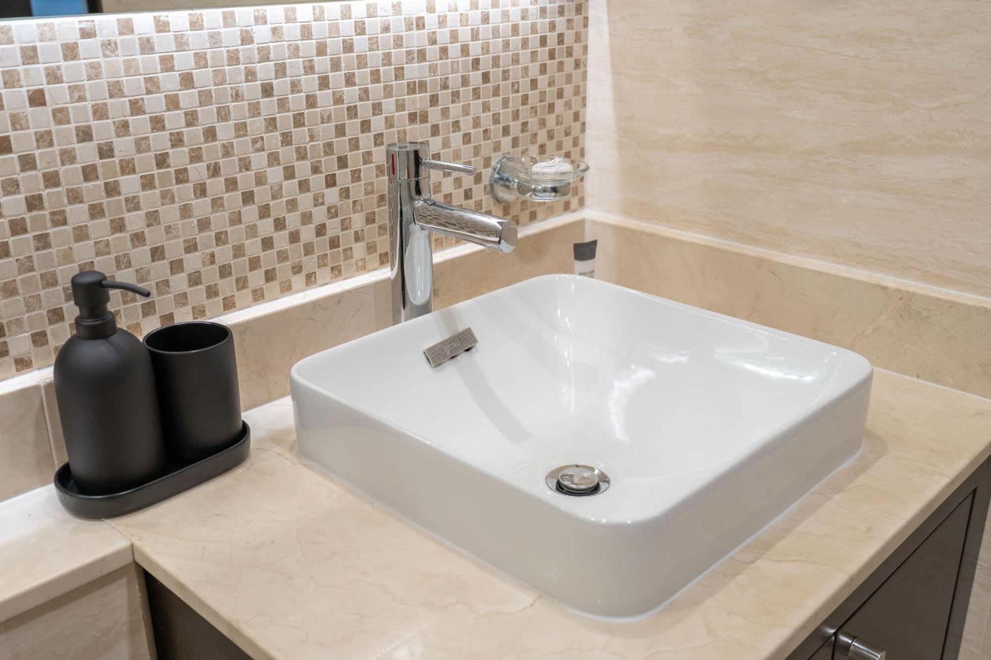 Absolutely Stunning 3 Bedroom In Downtown Apartment *