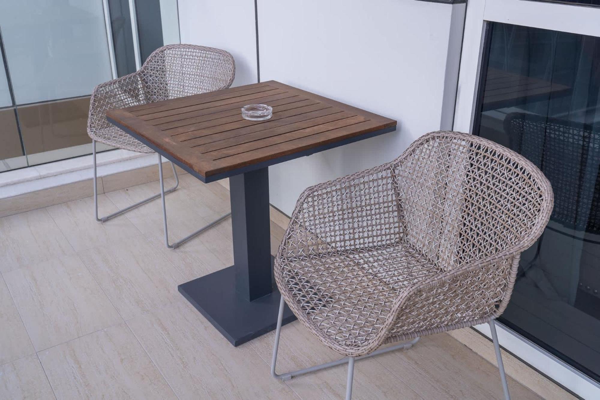 Absolutely Stunning 3 Bedroom In Downtown Apartment *